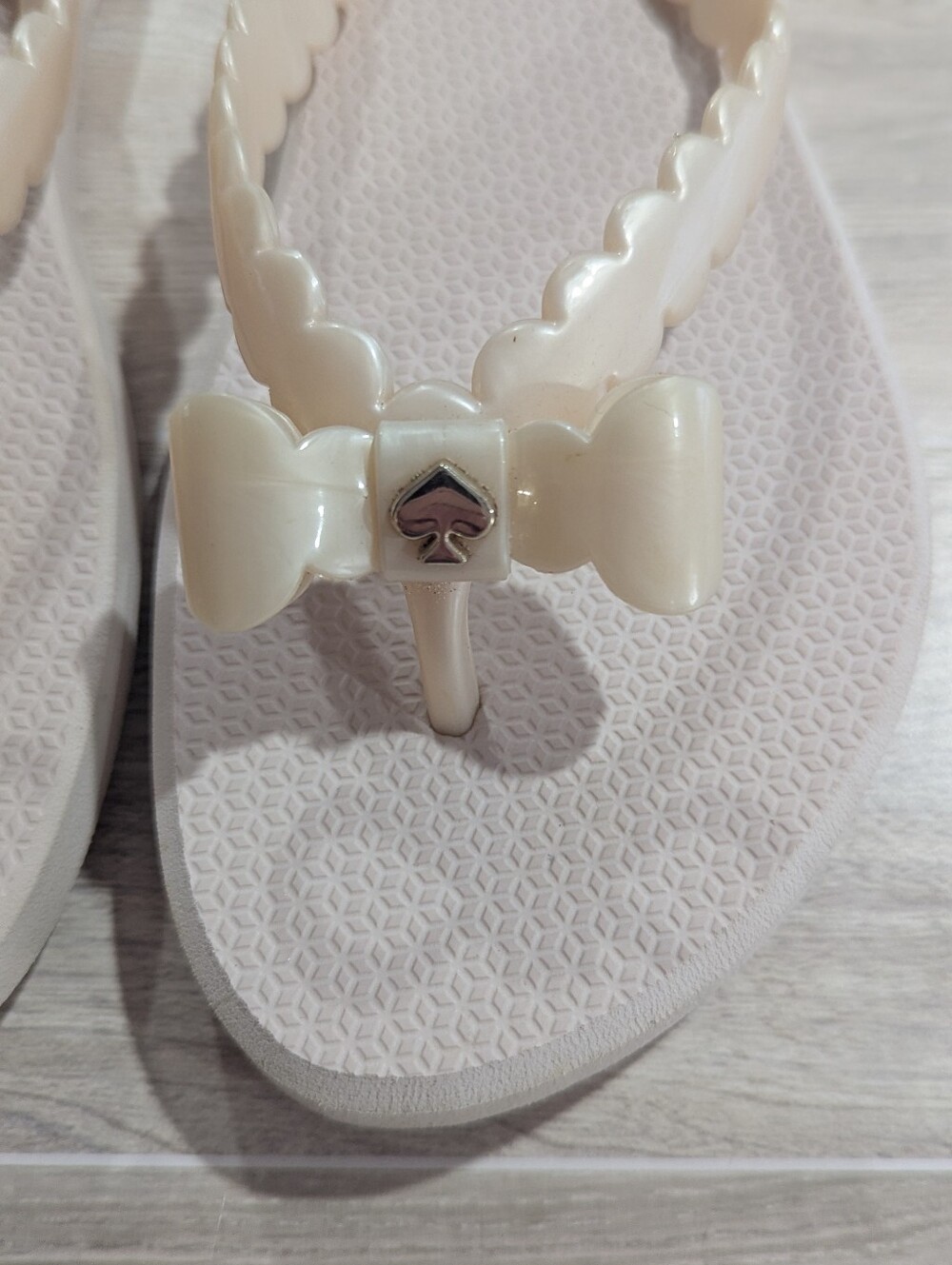 Kate Spade Cream Ivory Nova Scallop Bow Flip Flops Sz 8 *NWOT - Picture 4 of 11